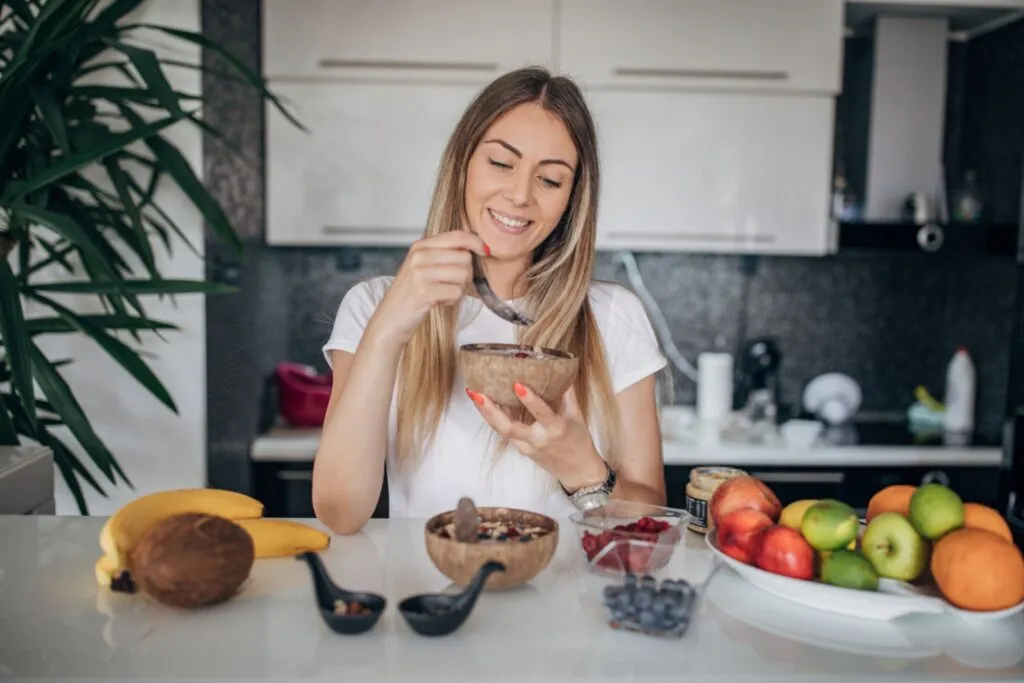 donna fa una colazione leggere per correre quasi a digiuno