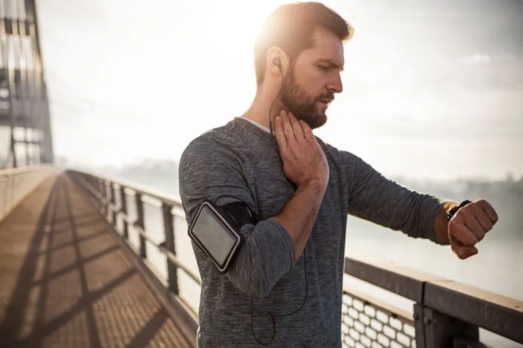 uomo si prepara per correre 5 km con tecniche respiratorie