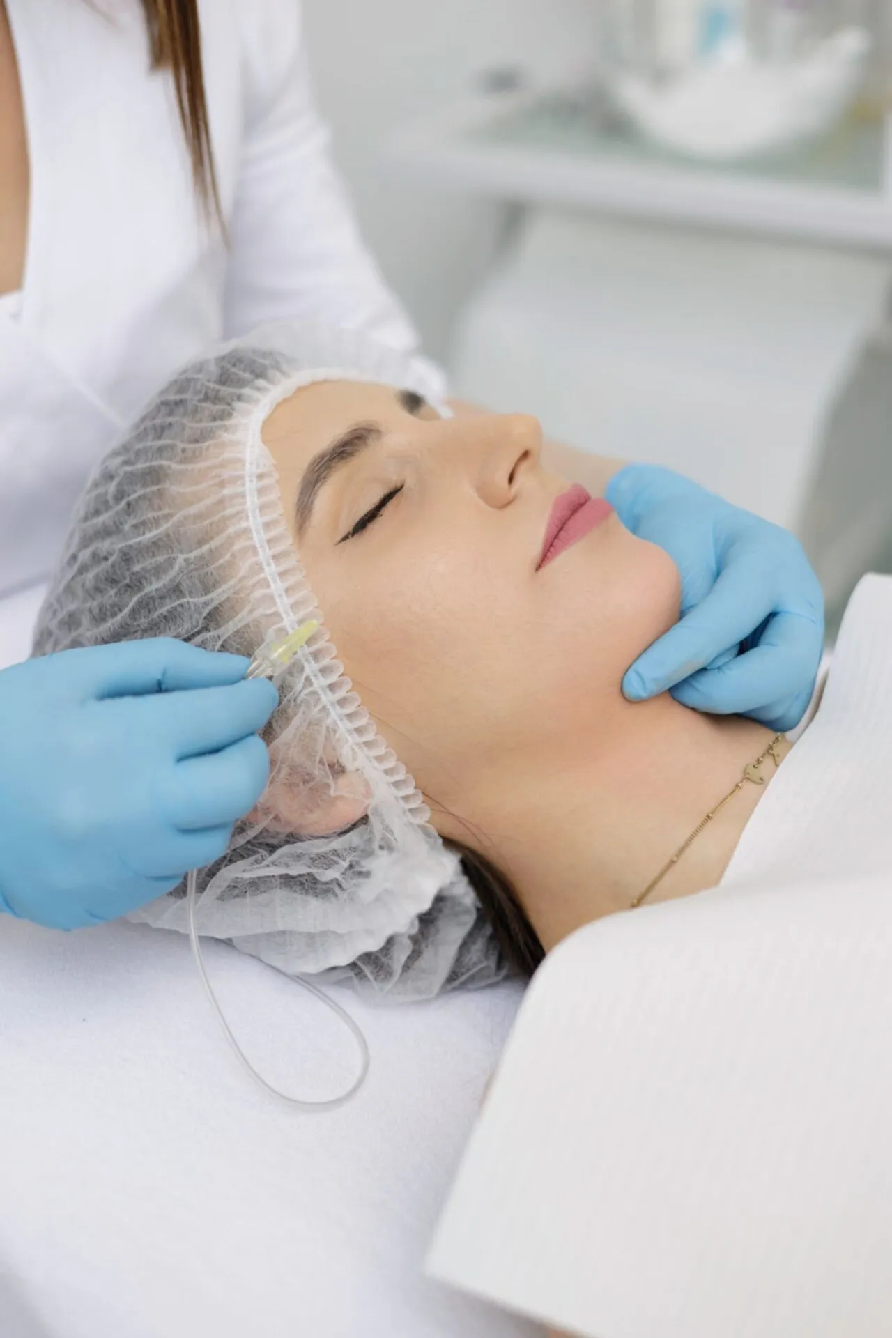 donna che fa il trattamento innovativo della carbossiterapia per combattere il lipedema