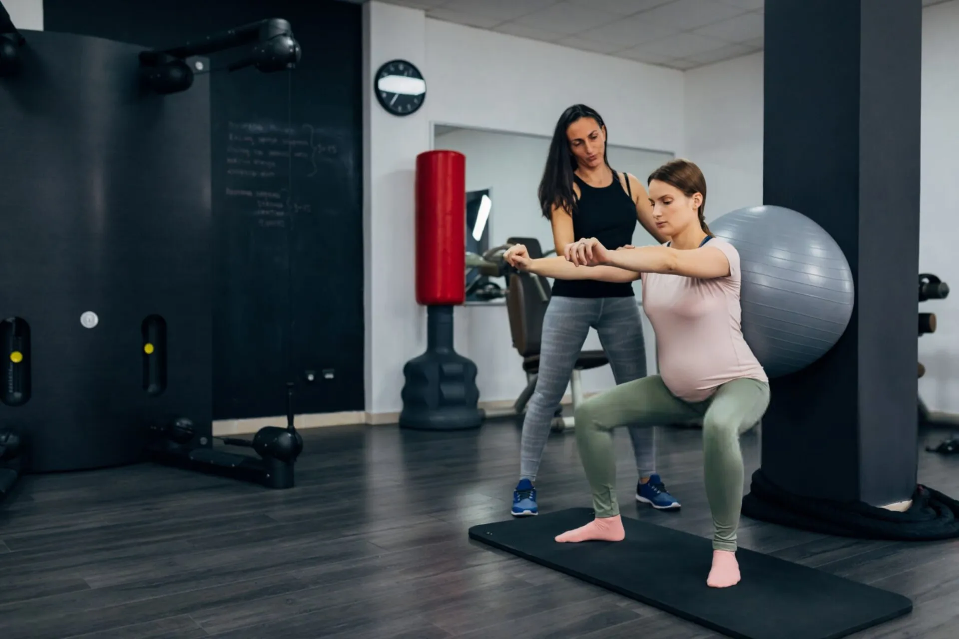 donna fa esercizi di squat in gravidanza