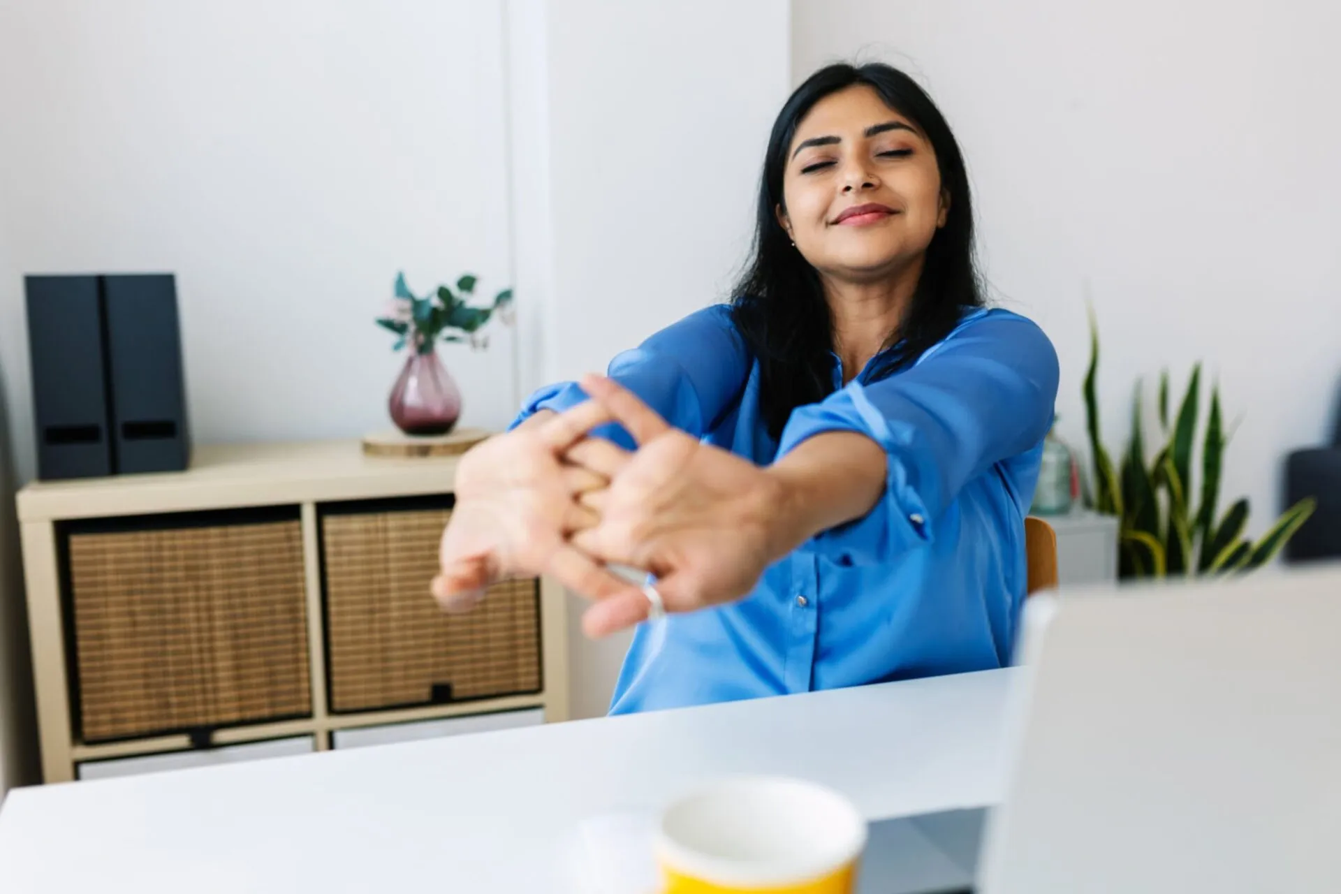 donna fa esercizi da seduta per benefici generali