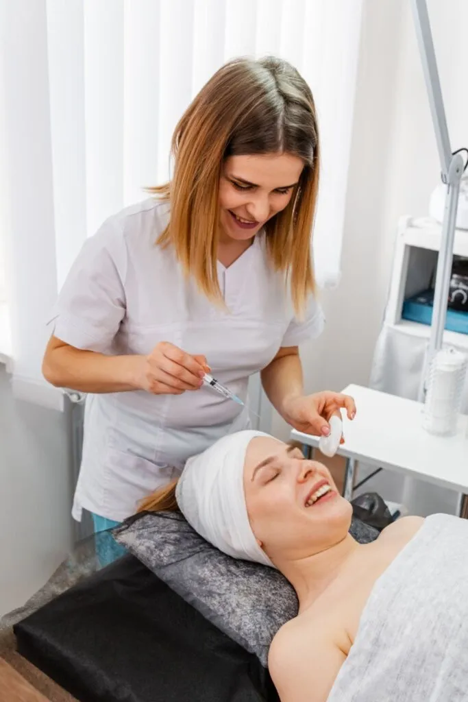 donna che si fa eseguire la carbossiterapia per benefici del lipedema