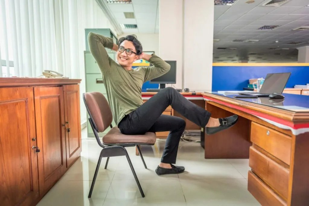 uomo fa core workout seduto