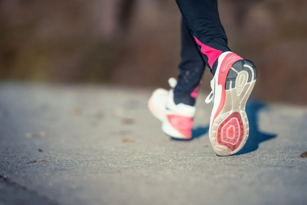 donna con scarpe da running adatte alle sue esigenze
