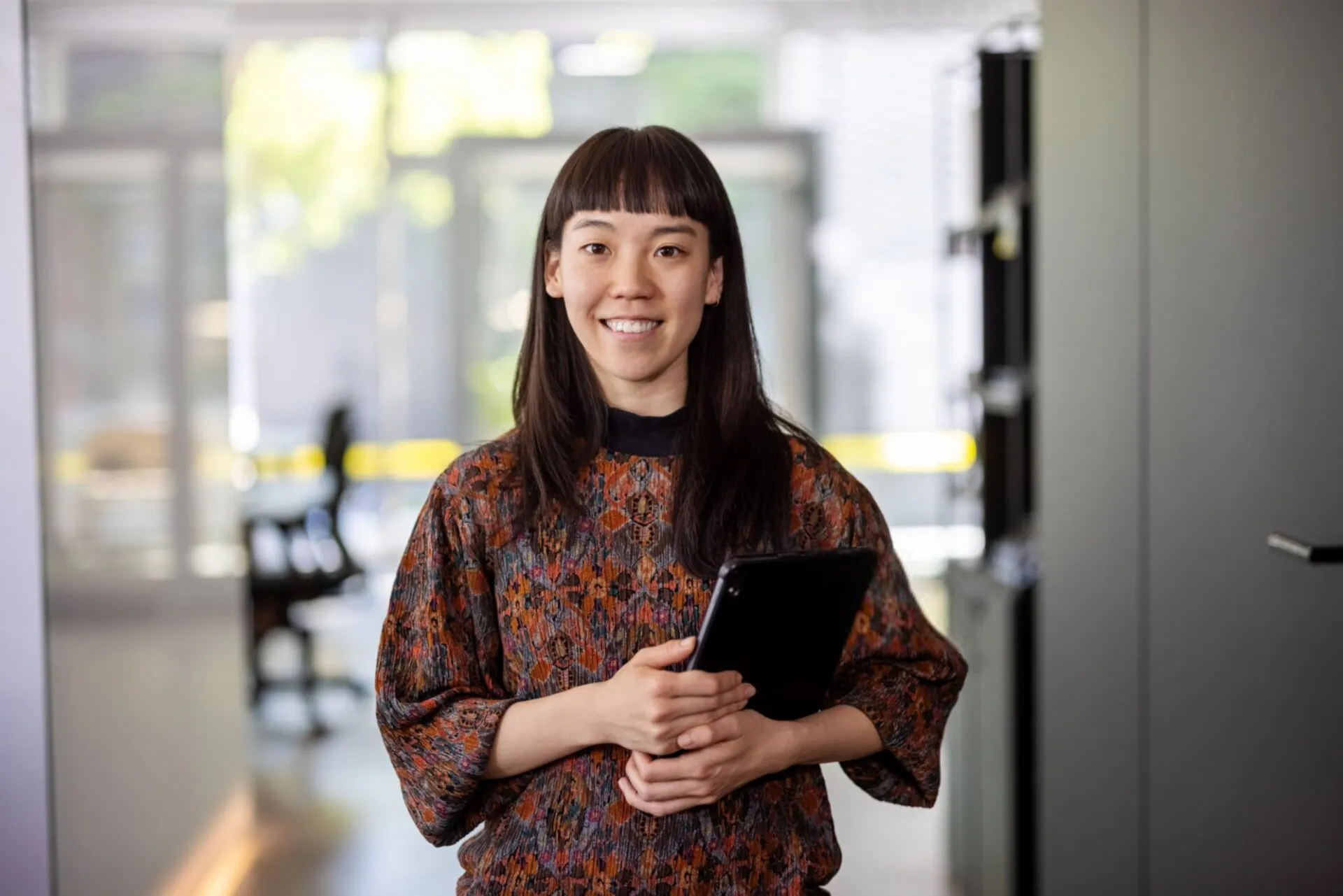 donna che cerca cure o innovazioni per incontinenza urinaria