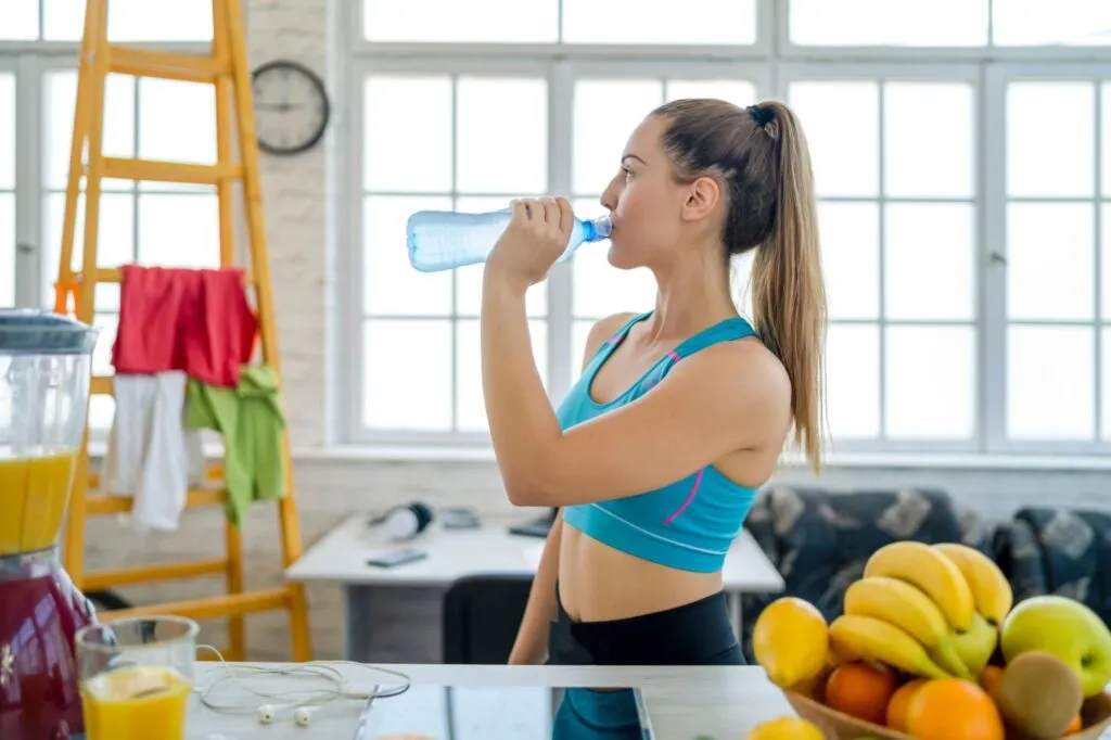 donna che mangia sano per recupero post corsa