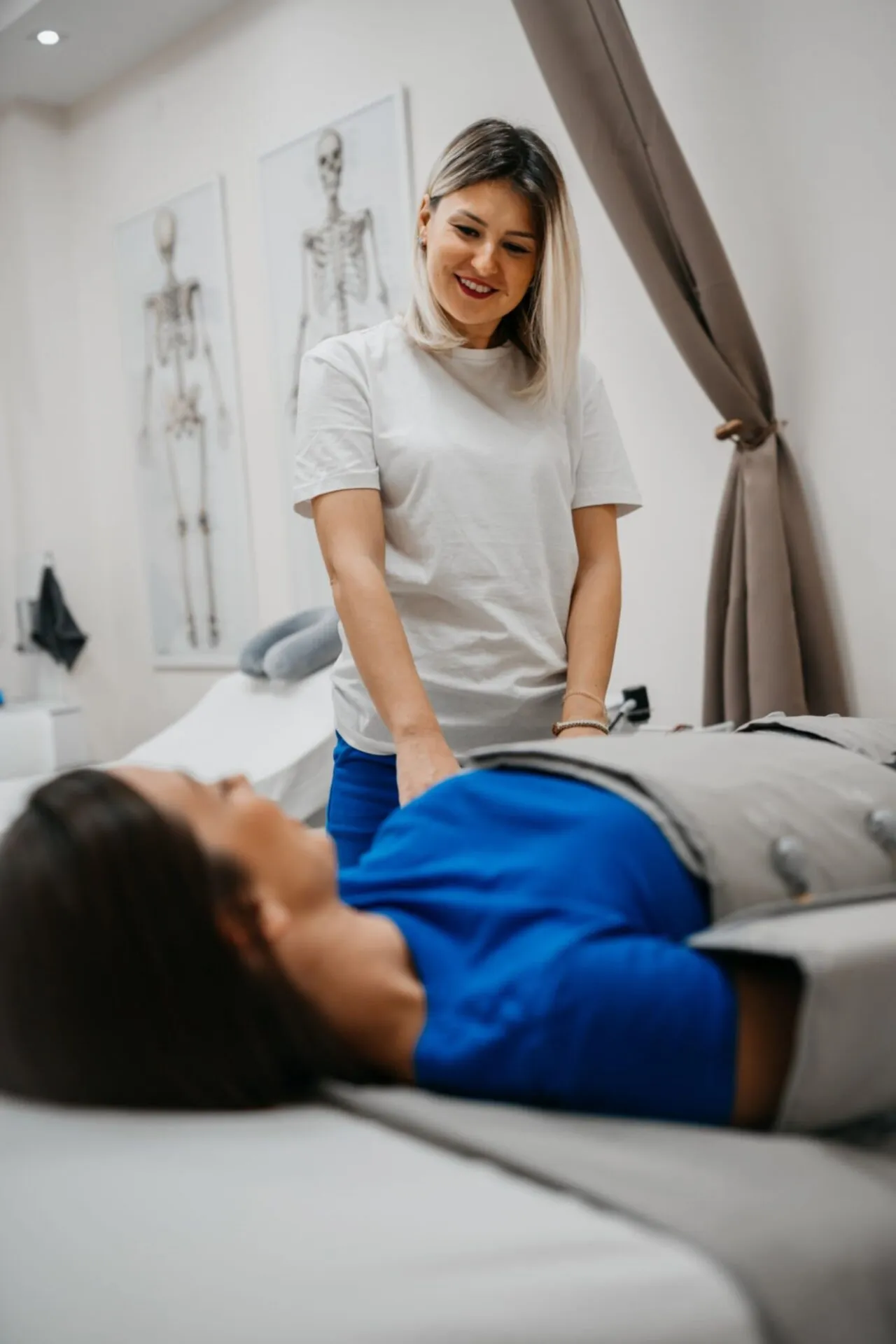 donna che fa la pressoterapia