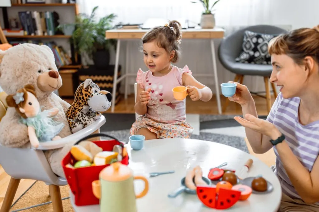 mamma fa giocare la bambina per creare ambiente stimolante e creativo