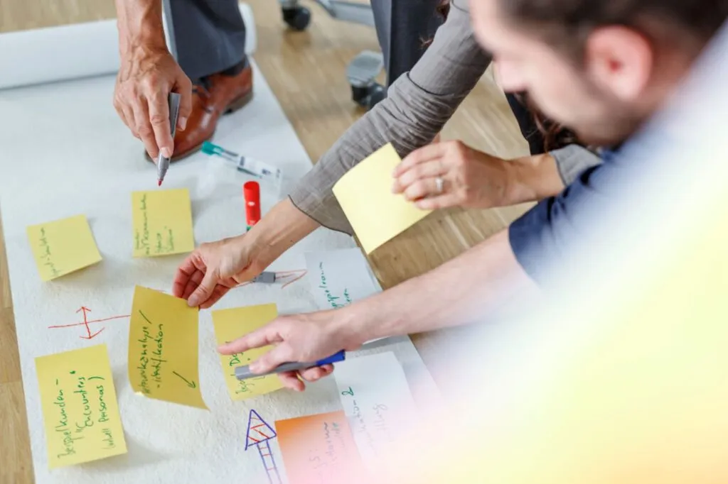 gruppo di lavoro che organizza con promemoria visivi lo stretching in ufficio