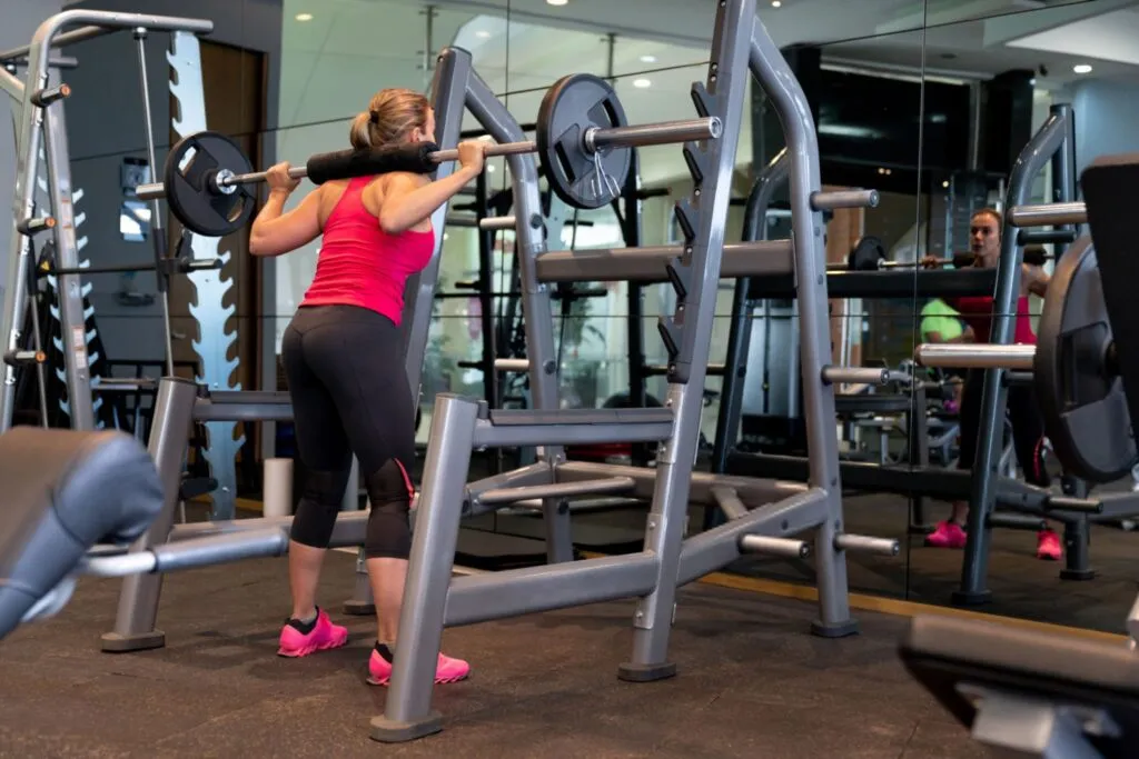 donna fa esercizi di forza per migliorare sprint durante corsa