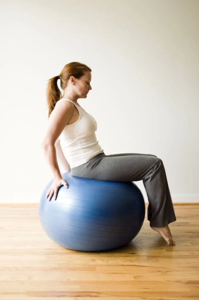 donna che fa esercizi per preparare pavimento pelvico alla gravidanza