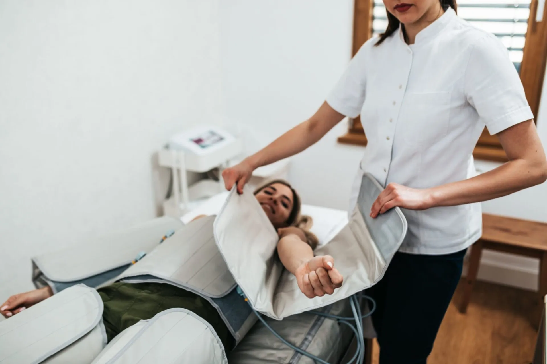 donna integra la pressoterapia pe combattere lipedema