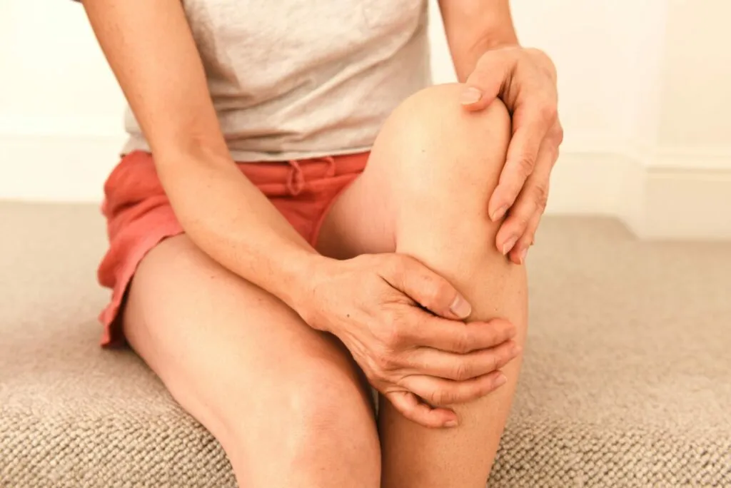 donna si tocca gamba per capire se cellulite o lipedema