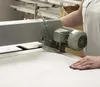 Stoff wird zugeschnitten