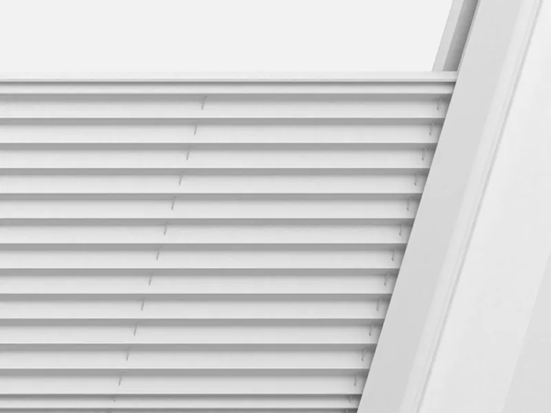 Dachfenster-Plissee in der Premium-Ausführung mit seitlichen Führungsschienen