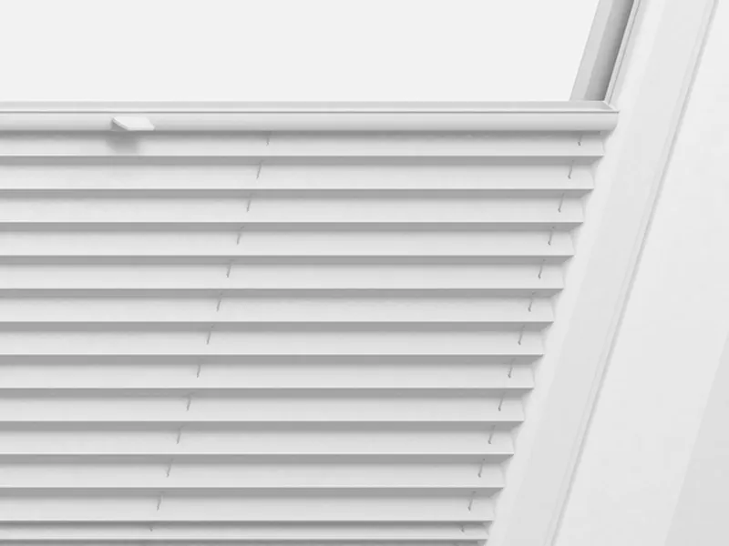 Dachfenster-Plissee in der Standard-Ausführung ohne seitliche Führungsschienen