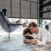 Vater spielt mit Kind am Handy