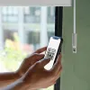Person hält Handy an Smart Rollo und scannt QR Code