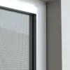 Insektenschutz-Rahmen nach Maß von außen vor dem Fenster