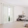 Weiße Gardinen im Schlafzimmer