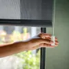 Person zieht an Zugschnur für Smart Rollo