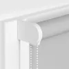 Rollo mit Schrauben vor der Fensterscheibe befestigt