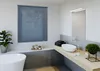 Eine blaue Jalousie im Badezimmer