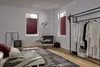 Rote Jalousien im Schlafzimmer