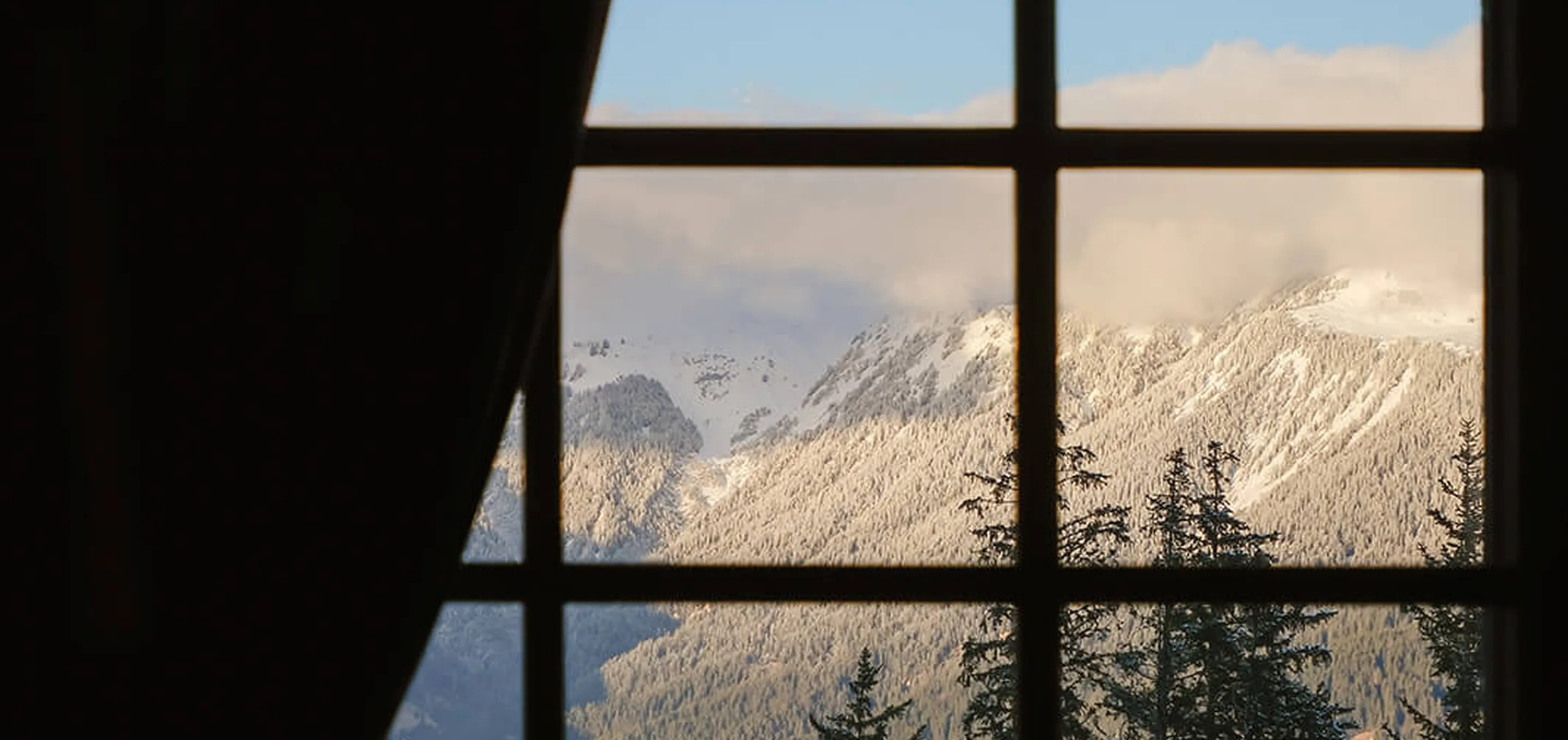 Fénêtre acec vue sur la montagne à Courchevel