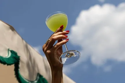 Un bar à cocktails - Le Rooftop Fouquet's Paris