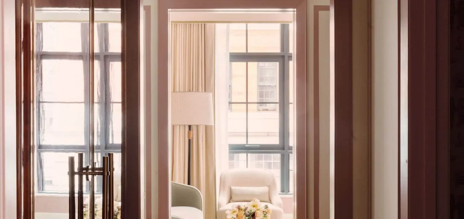 Vue de l'entrée de la Corner Suite de l'hôtel Fouquet's New York