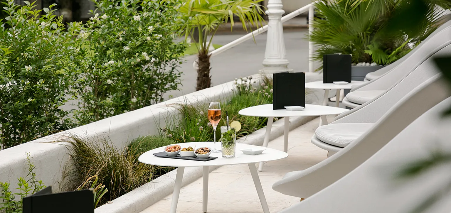 extérieur et tables du 85 restaurant