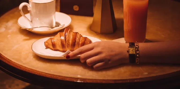 Petits-déjeuners, croissant à Paris