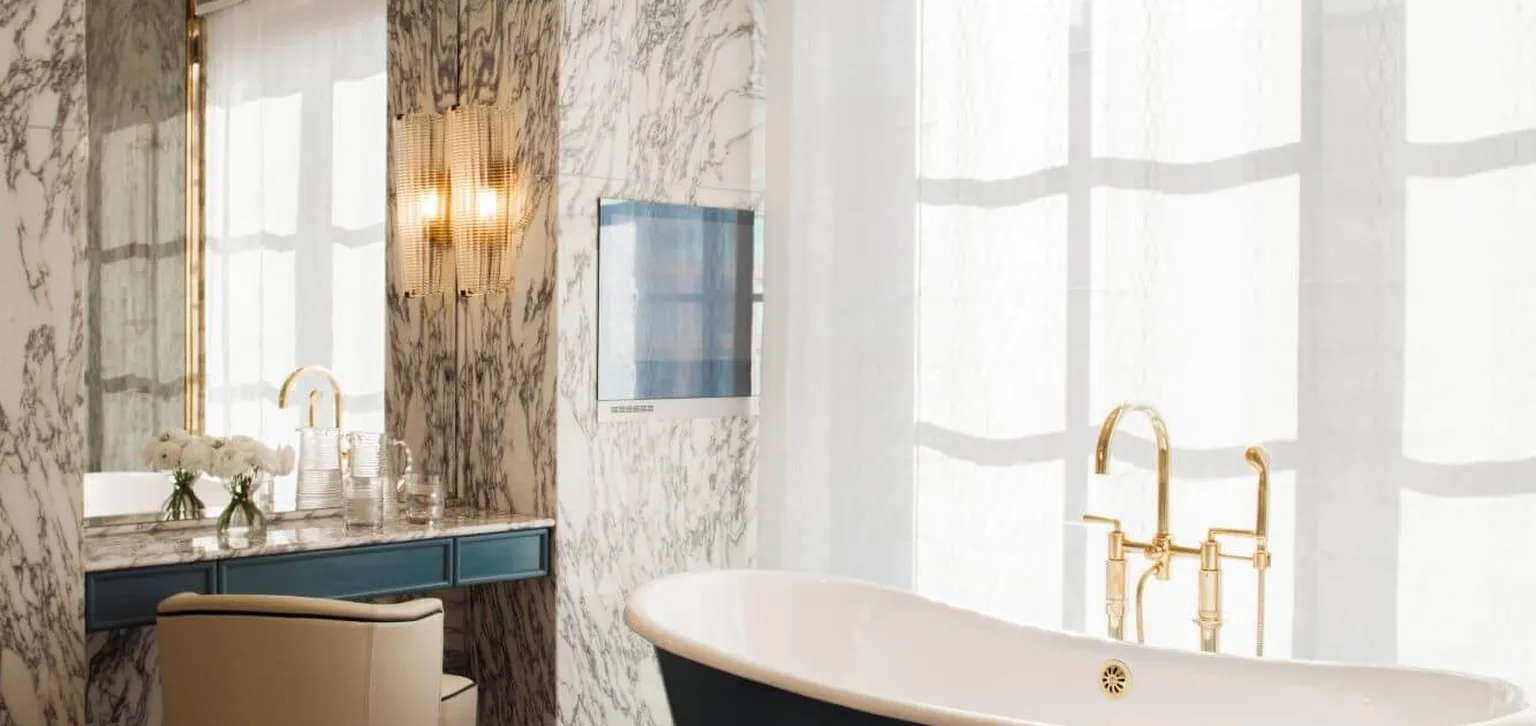 Espace beauté dans la salle de bain du Fouquet's Penthouse de l'hôtel Fouquet's New York
