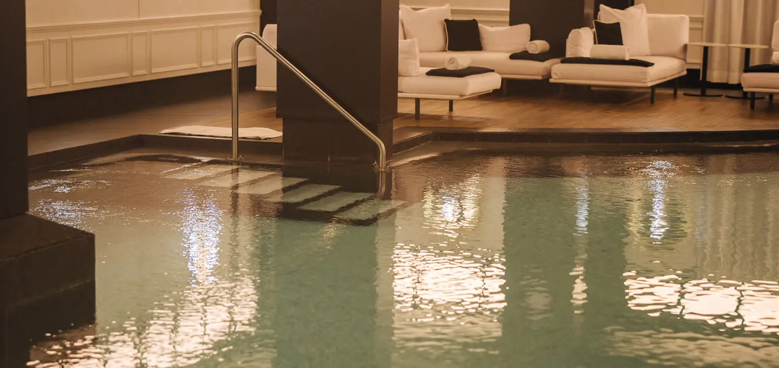 Piscine intérieure au Fouquet's Paris