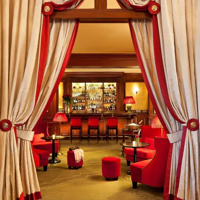 Entrée du bar l'étrier à Deauville