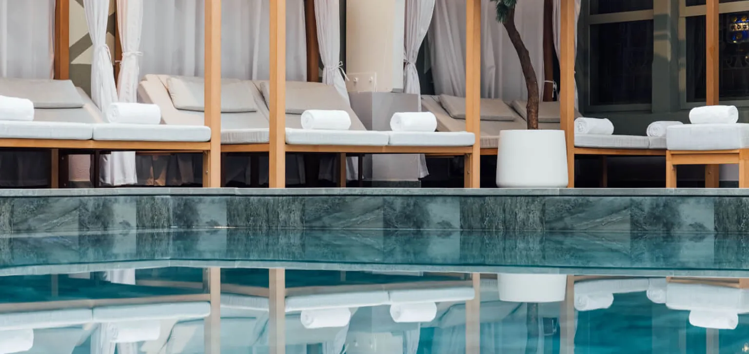 Piscine intérieure, transats