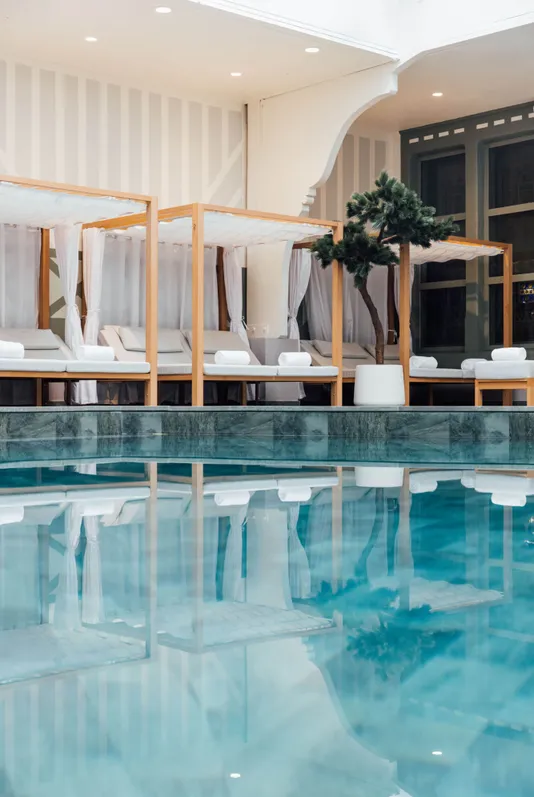 Piscine intérieure, transats