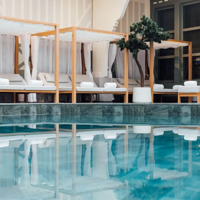 Piscine intérieure, transats