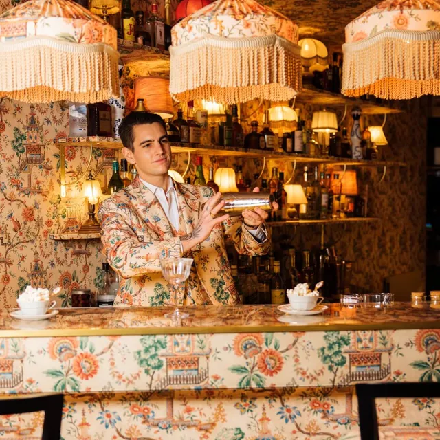 Barman au bar du Marta à Paris