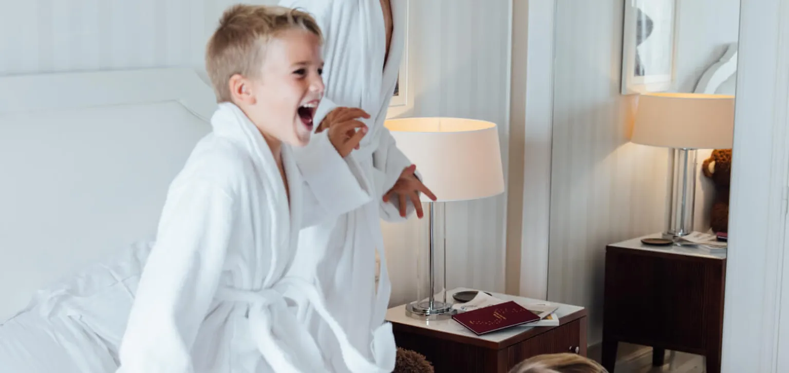 Les séjours Barrière - Enfants sautant sur le lit