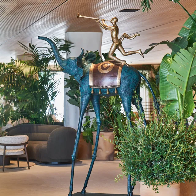 L’Éléphant de Triomphe de Dalí - Fouquet's Mykonos