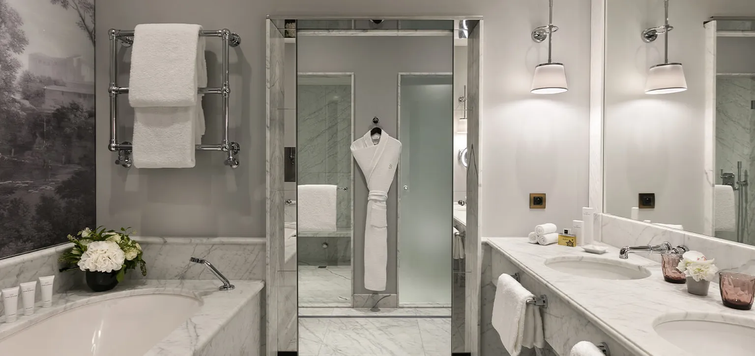 Salle de bain de la Suite signature Champs Élysées au Fouquet's Paris