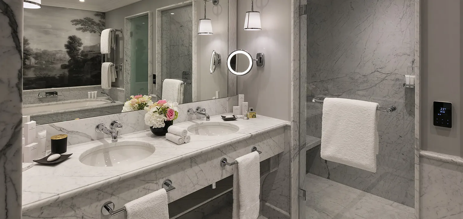 Salle de bain de la Suite Hartcourt Paris au Fouquet's Paris