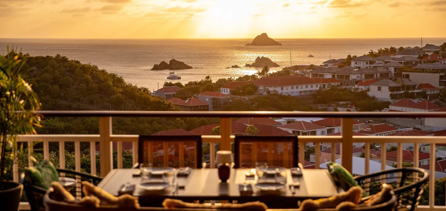 Table et couché de soleil au restaurant Beefbar Saint-Barth