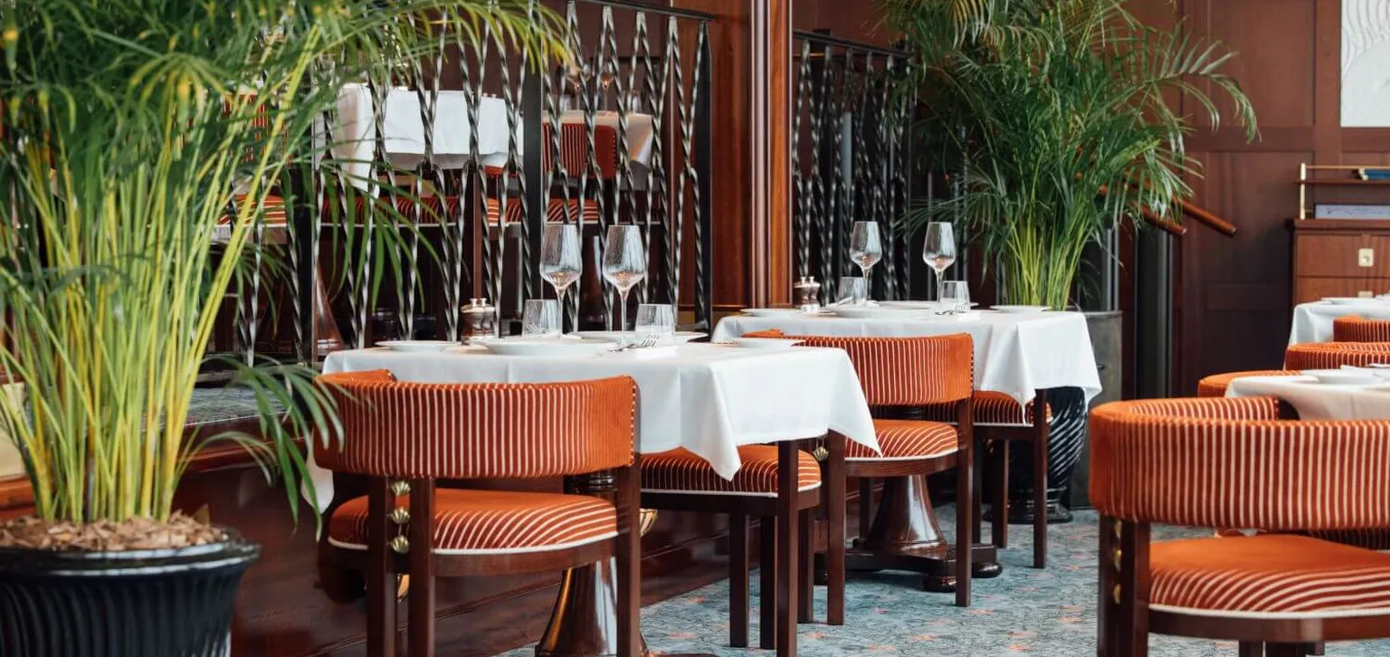 Tables à l'intérieur du restaurant Ciro's Deauville