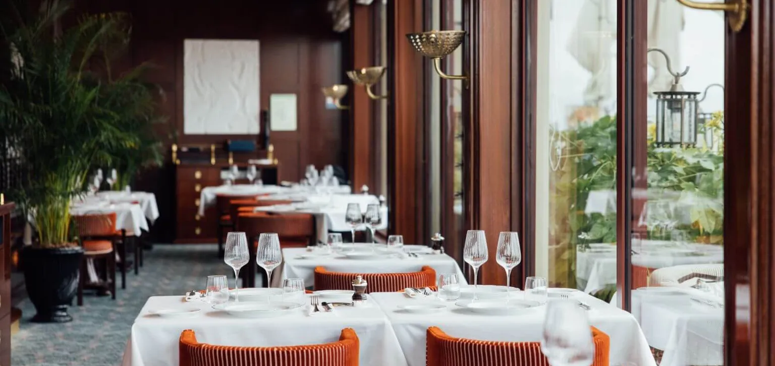 Tables dréssées à l'intérieur du restaurant Ciro's Deauville