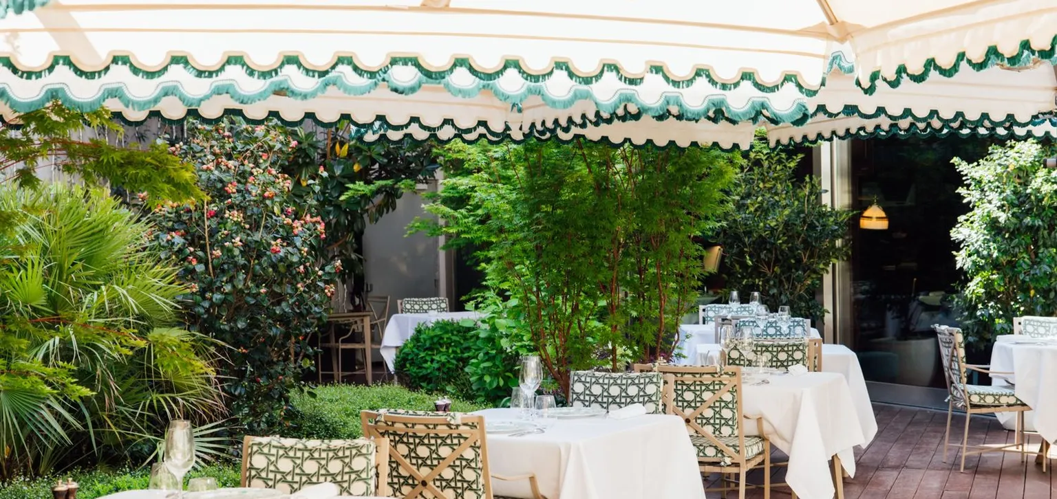 Tables et terrasse du restaurant Joy Fouquet's Paris