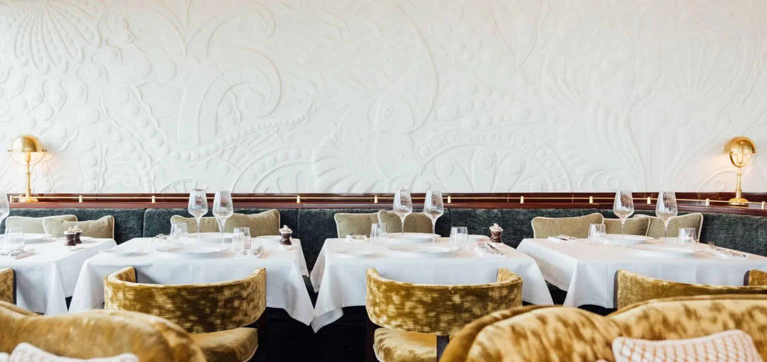 Restaurant Ciro's Deauville, tables et fauteuils dorés