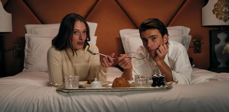 Room service en couple à Paris